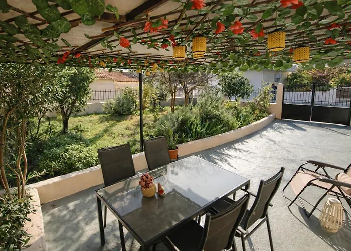 Nafplio Cottage-grandma's Yard 펜션 Asíni